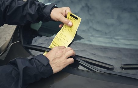 et er et urimeligt aftalevilkår, hvis et p-selskab ikke garanterer en p-plads, når de sælger en p-billet til et specifikt parkeringsanlæg i en bestemt periode. 