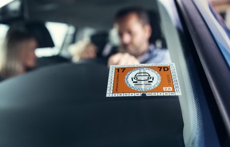 Et tjekkisk motorvejsmærkat til biler under 3,5 ton.