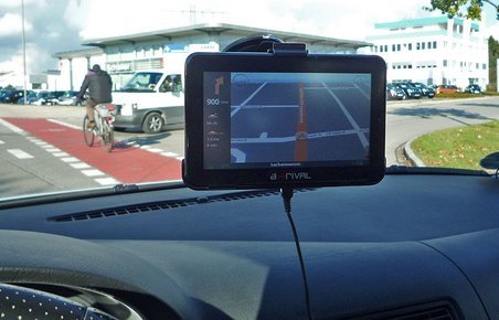 Med en syv tommer skærm fylder GPS'en godt i forruden.