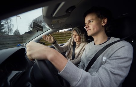 At hjælpe 17-årige med kørekort stiller særlige krav til ledsageren.