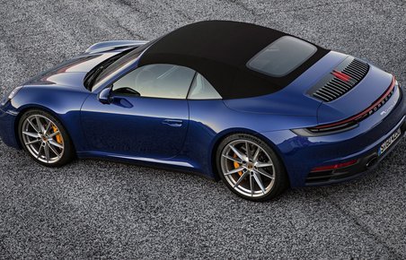 Porsche 911 Cabriolet med kalechen oppe.