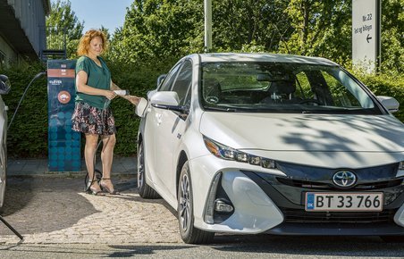 Her lades plugin-hybriden Toyota Prius.