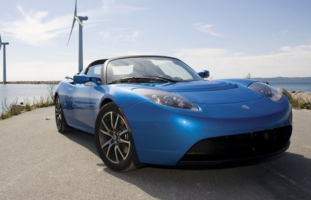 Tesla Roadster er den første færdige elbil.