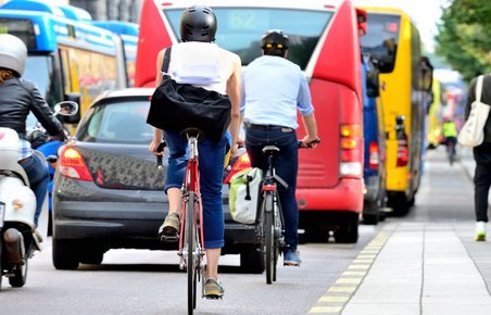 Både i byen og på landet kan bilister og cyklister ende med at køre tæt.