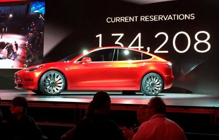 Tesla 3 præsenteres i Fremont.