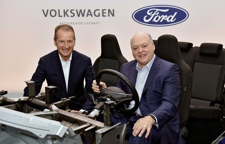 Chefer fra VW og Ford indgår aftalen om fælles elbilteknik.