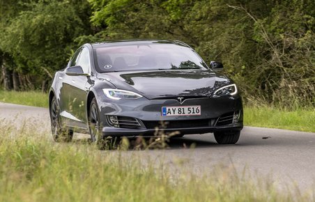 Tesla Model S set forfra
