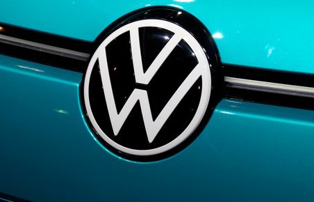 VWs nye logo - på fronten af elbilen ID.3.