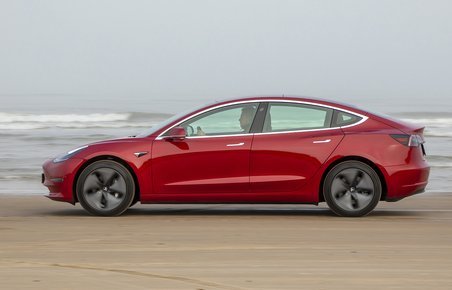 Tesla Model 3 fra siden