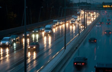 De storkøbenhavnske motorveje mister en stor del af belysningen. Arkivfoto