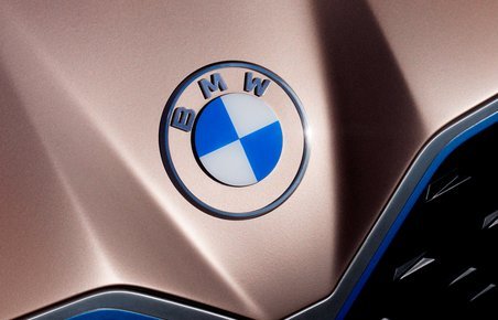 BMWs nye logo præsenteret på konceptbilen i4. 
