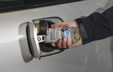 Du kan selv hælde additiv i benzinen, det er bedst hvis du gør det før du tanker. 
