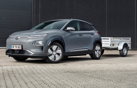 Hyundai Kona må nu trække en lille trailer i versionen med stort batteri.