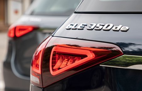 Det lille ’e’ til slut i navnebetegnelsen fortæller, at der er tale om en plugin-hybrid. Det lille ’d’ viser, at det er en dieselmotor, der supplerer elmotoren.