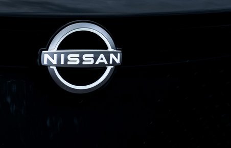 Nissans nye logo, som det ser ud på elbilen Ariya.