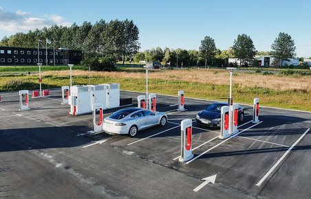 Tesla-laderen i Ikast ligger ved tilslutningsanlæg 37 på Herningmotorvejen.