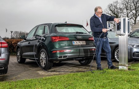 Plugin-hybriden skal sættes til opladning, for at du kan køre på strøm.