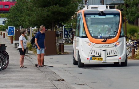 Den førerløse minibus bevæger sig nu rundt i Københavns Nordhavn.