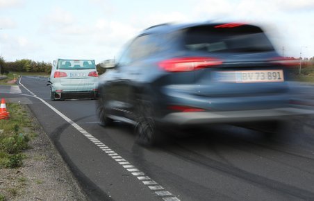 Nye bilers assistentsystemer lider af børnesygdomme, fastslår ny rapport 