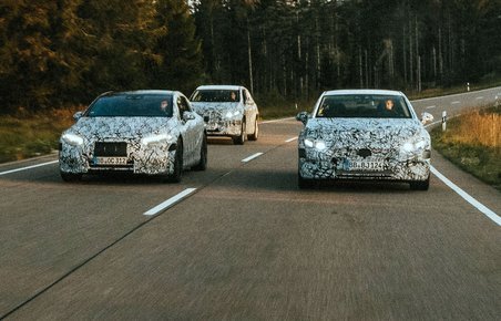 Tre af Mercedes-Benz kommende luksuselbiler: EQS, EQE SUV og EQE.