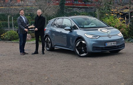 Årets Bil i Danmark 2021 er VW ID.3. Trofæet overrækkes i Tivoli af formanden for Danske Motorjournalister, Karsten M. Lemche, til informationschef hos VW, Thomas Hjortshøj.