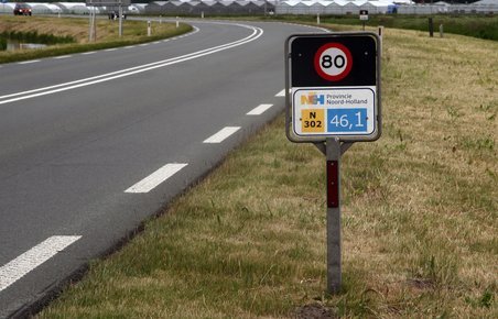 I Holland har man længe i vejkanten haft denne påmindelse om fartgrænsen.