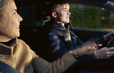 Er 17-årige gode til at køre bil?