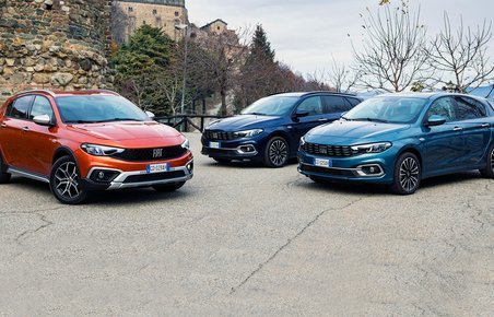 Fiat Tipo kommer nu i en opdateret udgave med en ny front, hvor det gamle Fiat-logo er erstattet af fire enorme bogstaver: FIAT. Tipo kommer både som femdørs hatchback og som stationcar foruden en særlig Cross-udgave.