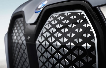 BMW iX har en grill, der selv kan reparere små skader.