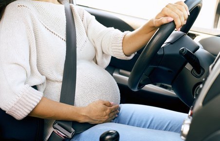 Det kræver opmærksomhed at få sikkerhedsselen rigtigt på, når man er (meget) gravid.