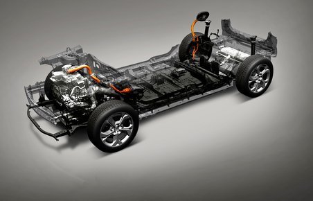 Mazda sætter nu strøm til alle modeller, men mener at benzinmotoren skal leve længe endnu.