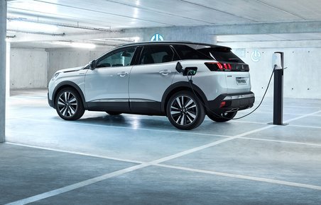 Peugeot 3008 er blandt de plugin-hybrider, der kan fås hurtigt.