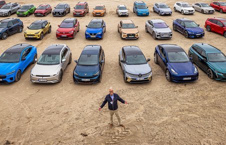 En stor del af kandidaterne til Car of the Year 2022 samlet i Tannisby i Nordjylland.