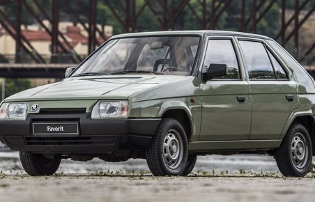 Skoda Favorit fra 1987 parkeret ved en bro. 