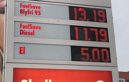 Hos Shell bliver dagsprisen på strøm skiltet side om side med benzin og diesel.