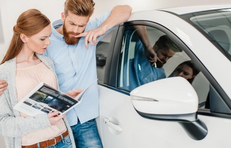 Par ved bilforhandler overvejer bilkøb