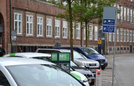Hver dag får ni diesel- eller benzinbiler p-afgift for at holde på en elbilsplads