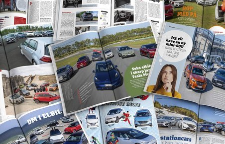 Flere forskellige udgaver af magasinet Motor er foldet ud og viser gruppetest af biler. 