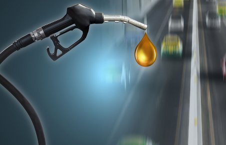 Grafik med biler der kører på motorvejen og en benzinslange hvor der drypper brændstof ud