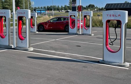 Otte af Teslas danske Supercharger-stationer er nu åbne for ikke-Tesla-ejere.