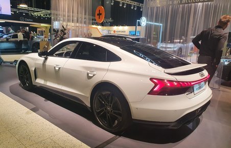 Hvid Audi e-tron GT udstillet under bilmessen eCarExpo i Bella Center