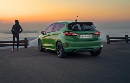 Ford Fiesta er på vej ud mod solnedgangen.
