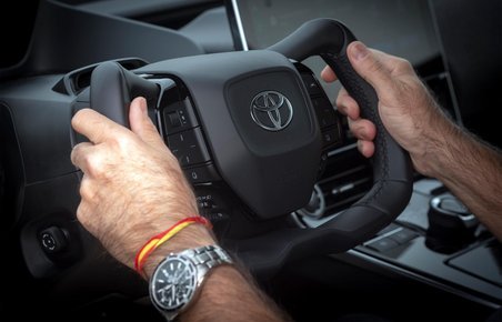 Det elektroniske styretøj i Toyota BZ4X også kaldet steer-by-wire og One Motion Grip.