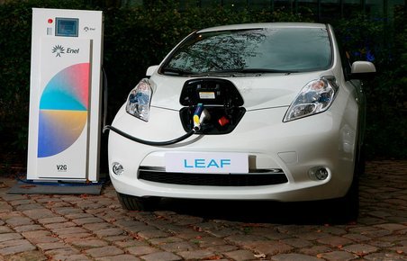 Nissan Leaf og eNV200 kan sende strømmen begge veje, V2G kaldes det.
