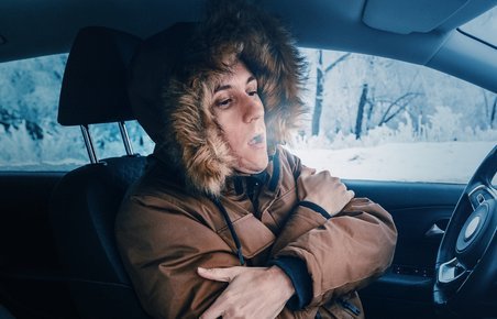 Mand der fryser i bilkabine