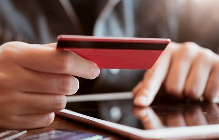 Digital betaling på iPad med et fysisk kreditkort. 