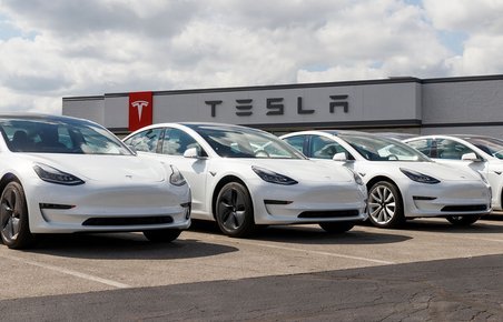 Tesla har sat priserne ned på nye elbiler. 
