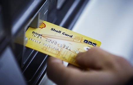 Shell Card indsættes i betalingsstander på benzinstation