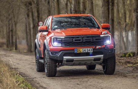 Ford Ranger Raptor kører på skovvej med mudder