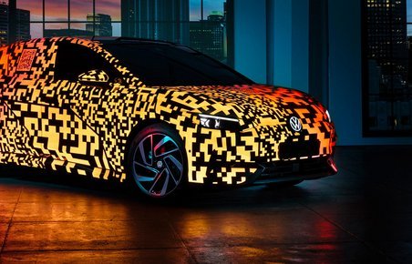 VW ID.7 har belyst logo.